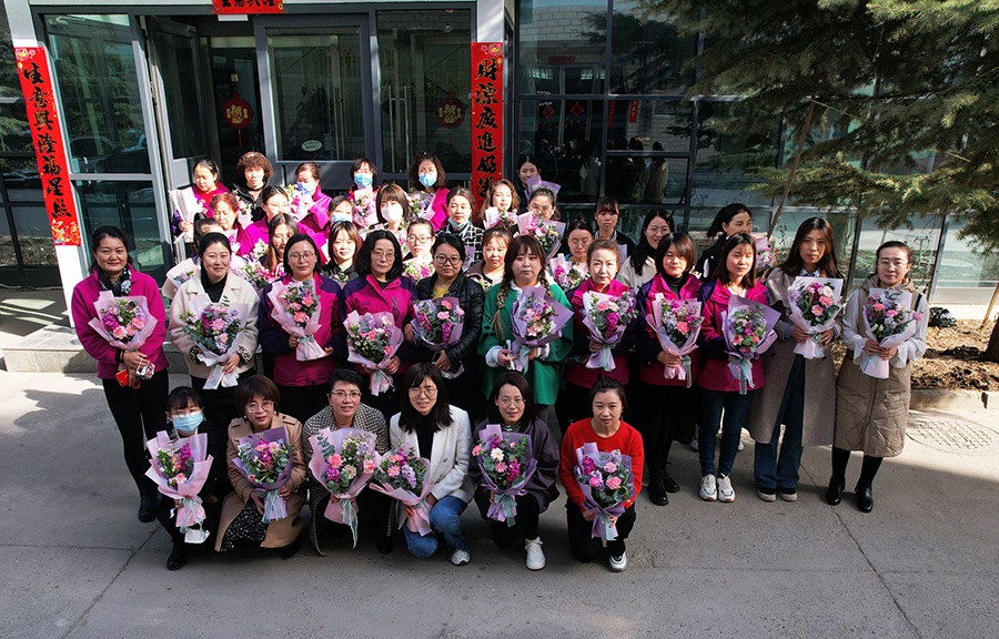 三八婦女節(jié)，甘肅宏強檢測謹祝公司女士們事業(yè)有成，家庭幸福，青春永駐！